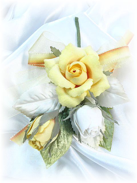 ベルベットローズのコサージュ（パステルイエロー×ホワイト）